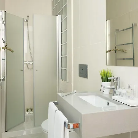 セレナータ ホステル *